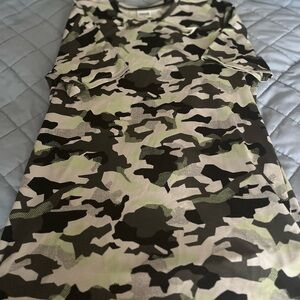 Gymshark Camo T-Shirt in Black and Green mens size medium